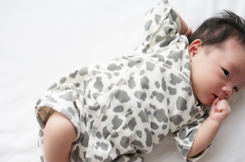 0歳児の発達目安 首すわりや寝返りはいつ 遅れると発達障害なの こっころ