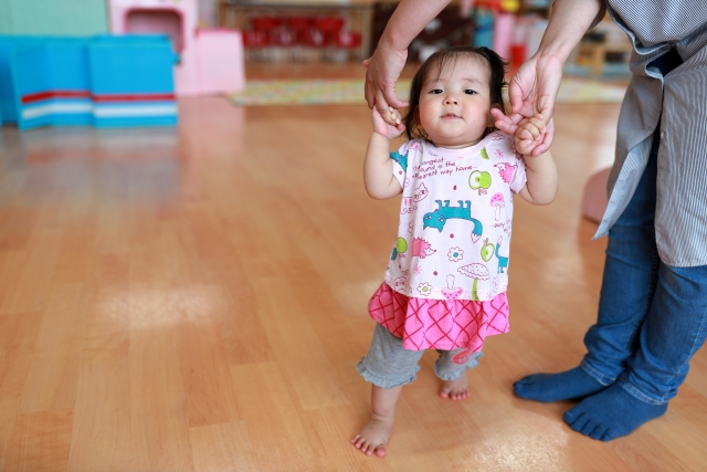 赤ちゃんが楽しく歩ける練習方法 おすすめのおもちゃや注意点は こっころ